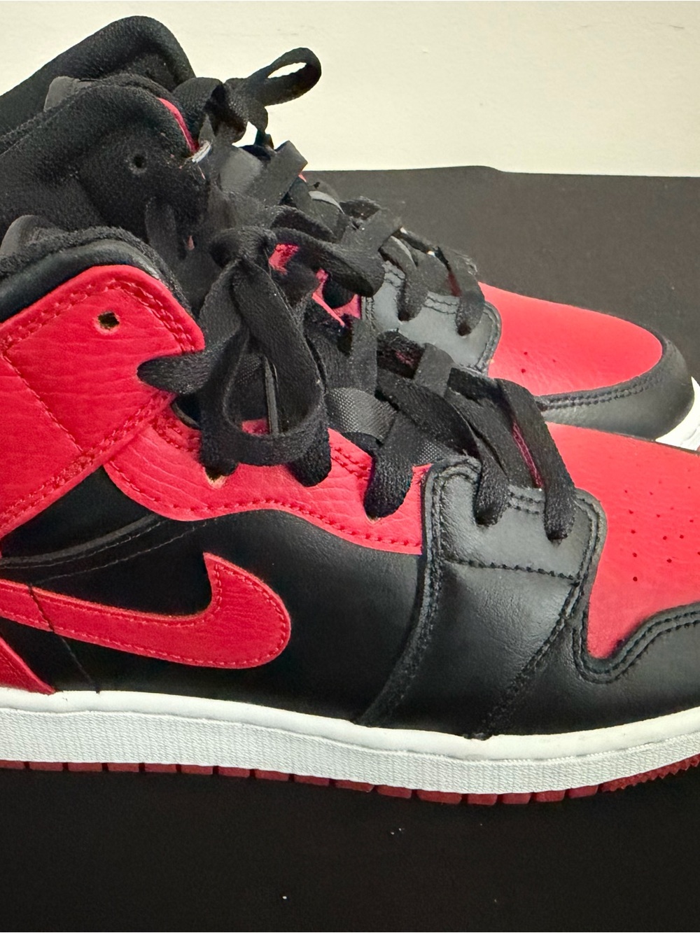 Jordan 1 mid red toe (youth)